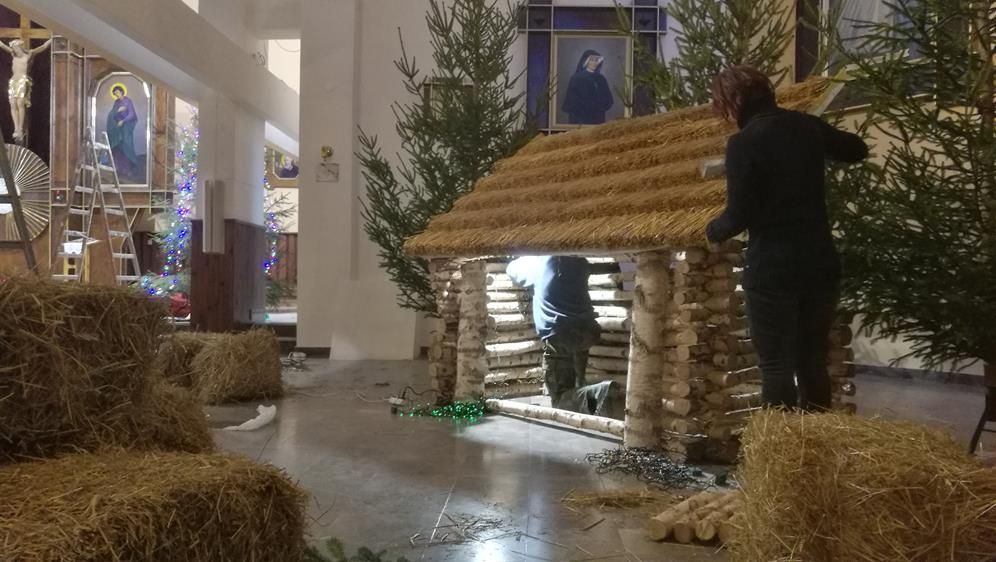 Montaż szopki w prawej nawie kościoła